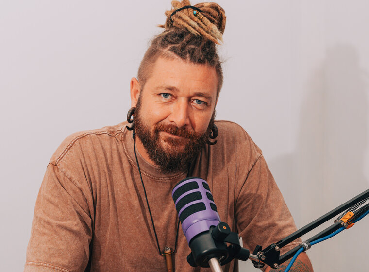 Chenzo at his desk with a microphone, ready for an online lesson